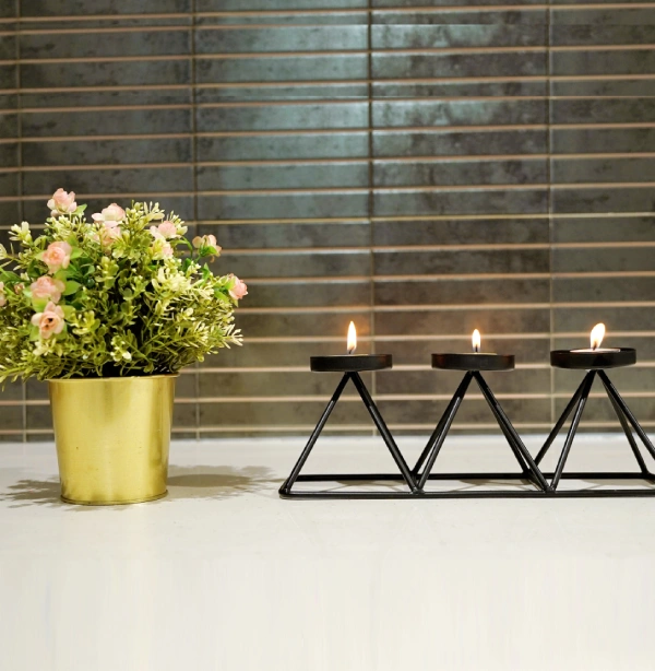 3-candle stand in one with round base